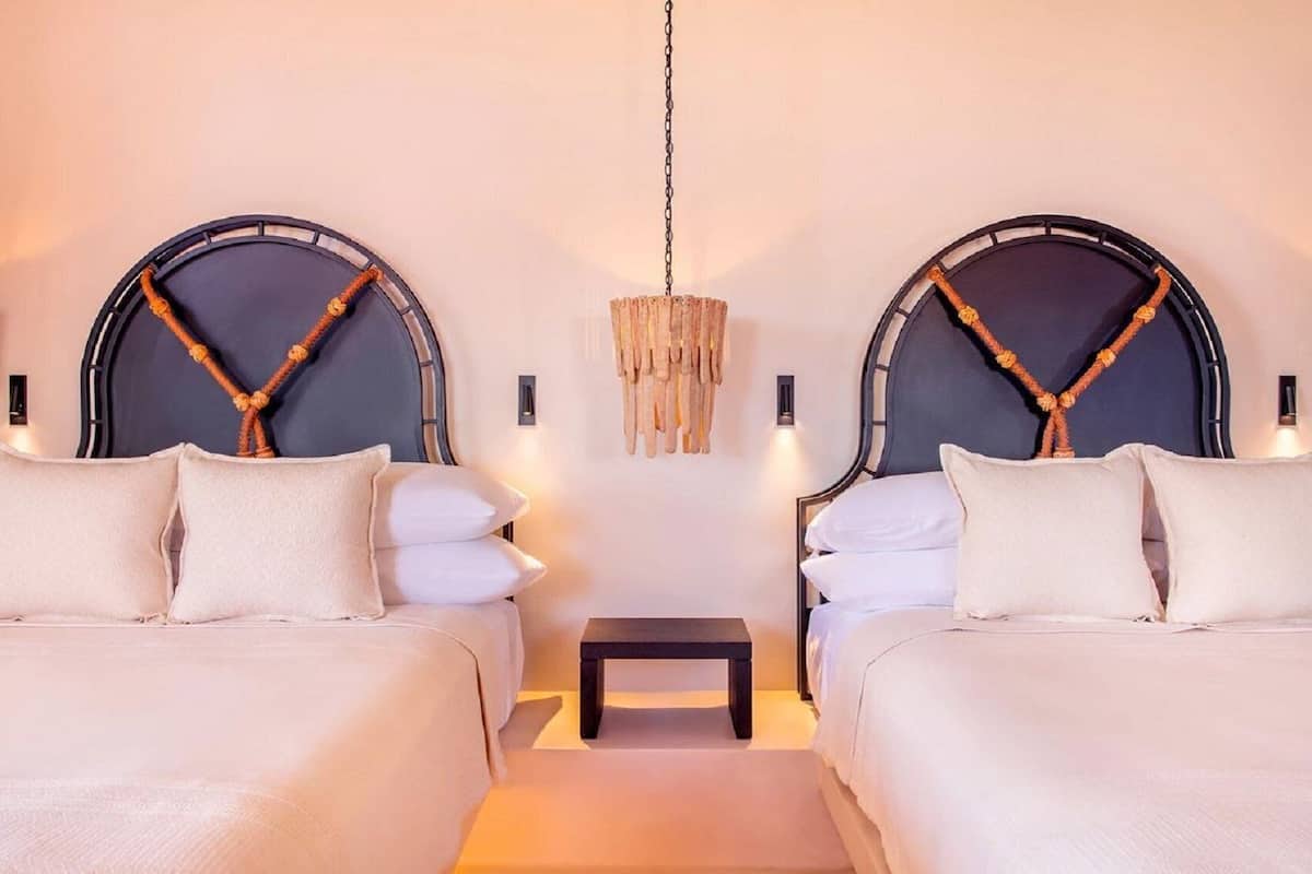 Sengetøy av topp kvalitet, safe på rommet og blendingsgardiner