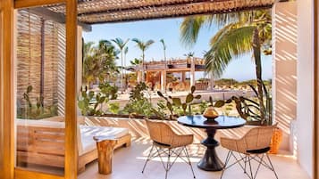 Roupas de cama premium, cofres nos quartos, cortinas blackout