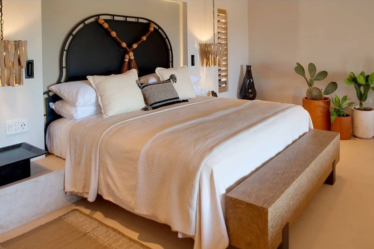 Premium-rum - 1 kingsize-säng - havsutsikt | Sängtillbehör av högsta kvalitet och värdeförvaringsskåp på rummet