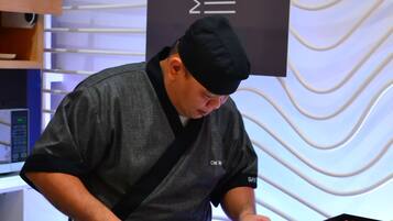 2 restaurants servant le petit déjeuner, spécialités Cuisine fusion