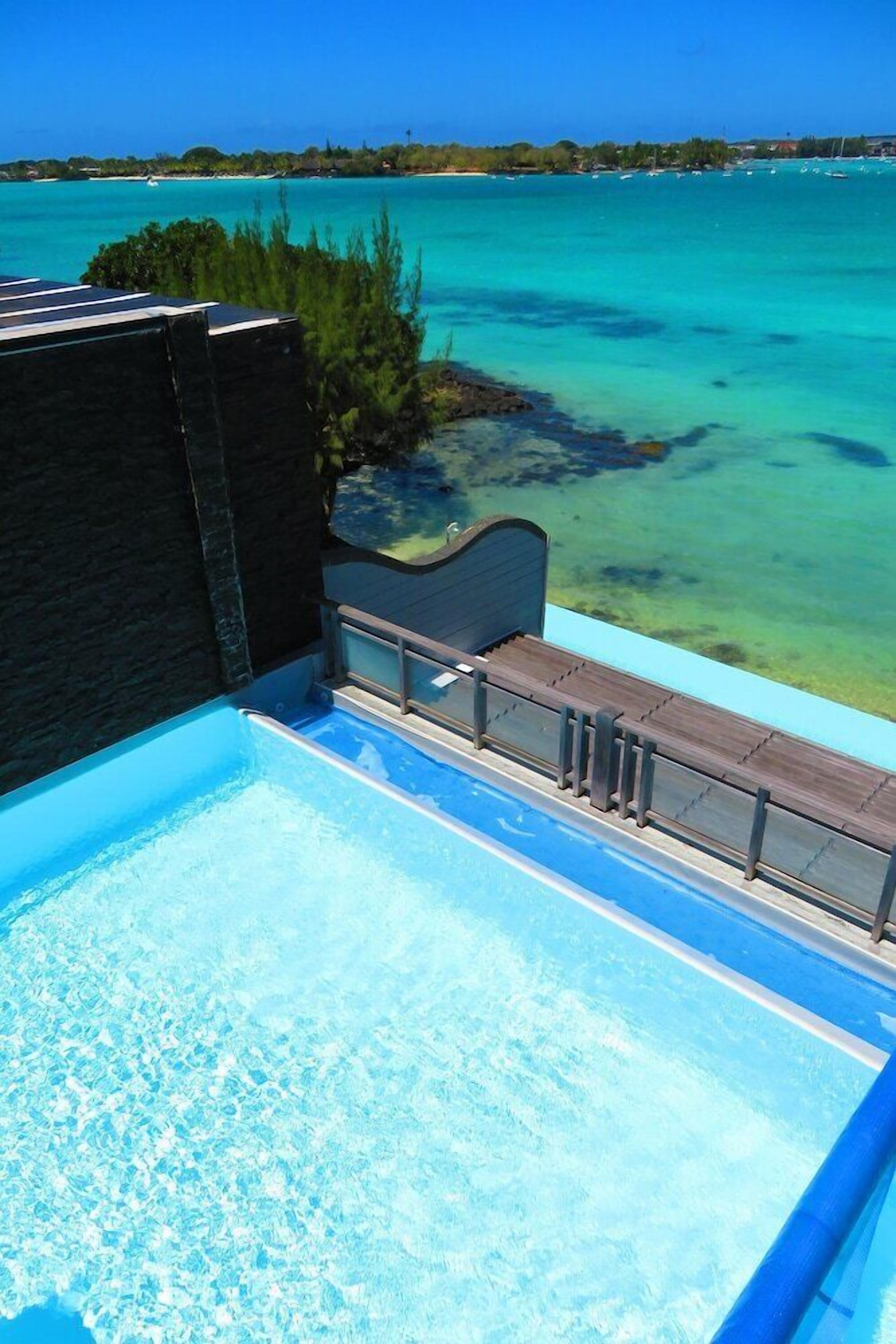 Una piscina al aire libre (de 08:00 a 19:00), sombrillas, tumbonas