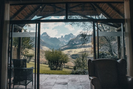 In-room safe, soundproofing, free WiFi. Cathedral Peak Hotel