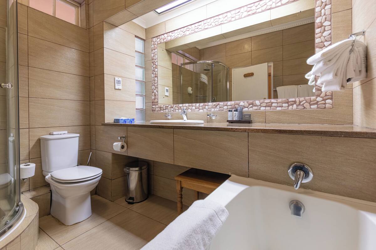 family room, 2 bedrooms | bathroom | separate bathtub and shower, deep-soaking bathtub, rainfall showerhead