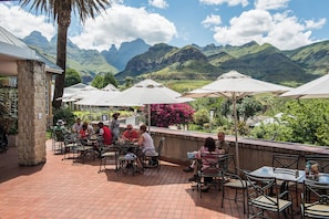 Terrace/patio - Cathedral Peak Hotel (Giant's Castle Game Reserve)