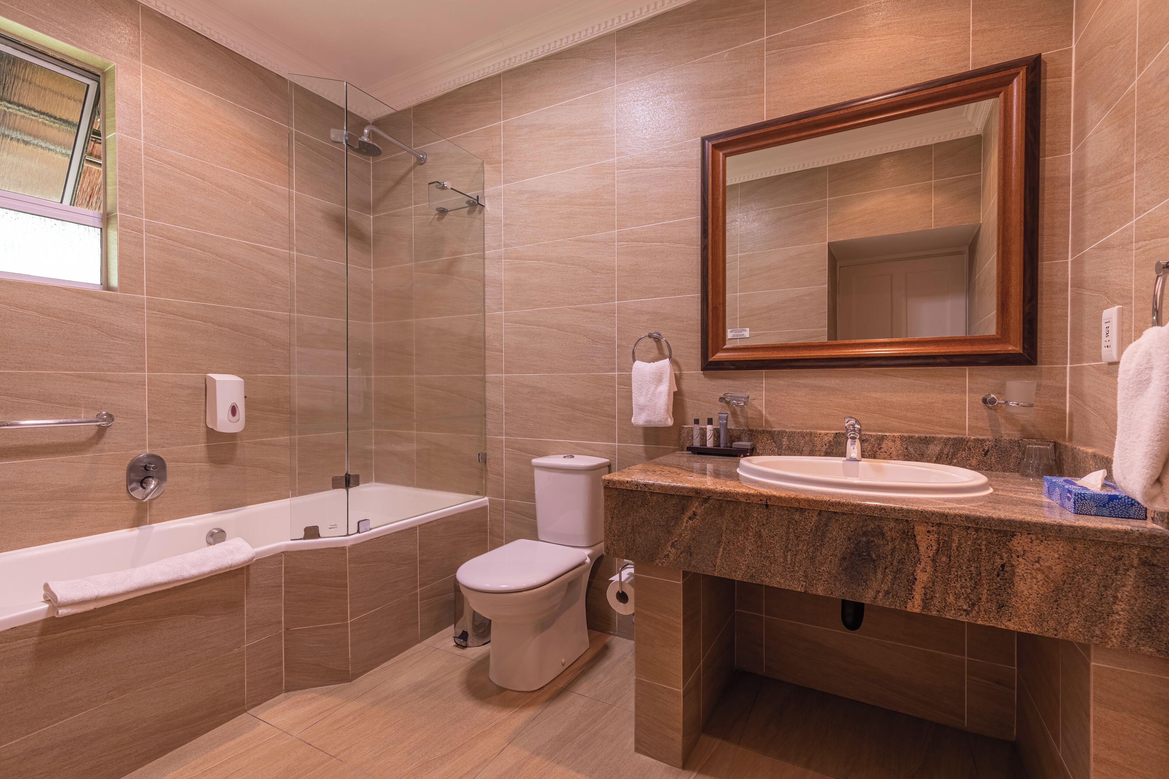 Un baño moderno con bañera, inodoro y lavamanos.
