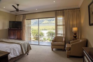 Superior Double Room Single Use, 1 King Bed | In-room safe, soundproofing, free WiFi - Cathedral Peak Hotel (Giant's Castle Game Reserve)