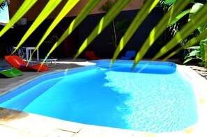 Outdoor pool, pool umbrellas, sun loungers - Sous Le Badamier (Grand-Baie)