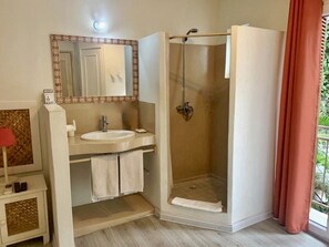 Habitación superior con 1 cama doble o 2 individuales | Minibar, caja fuerte, tabla de planchar con plancha y cunas gratuitas