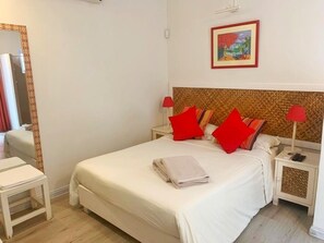 Habitación superior con 1 cama doble o 2 individuales | Minibar, caja fuerte, tabla de planchar con plancha y cunas gratuitas