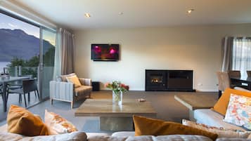 Apartment, 3 Bedrooms, Lake View (Front Row) | Living area