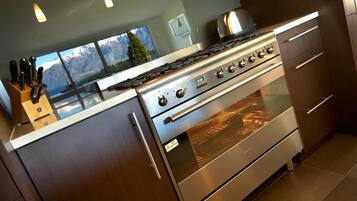 Frigorífico grande, microondas, horno y placa de cocina