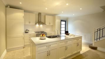 Luxury Townhome, 3 Bedrooms, Lakeside | Dapur peribadi | Peti sejuk/penyejuk beku saiz penuh, ketuhar gelombang mikro, ketuhar
