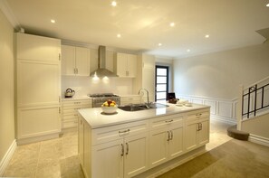 ラグジュアリー タウンホーム 3 ベッドルーム レイクサイド | 専用キッチン | 大型冷蔵庫、電子レンジ、オーブン、コンロ