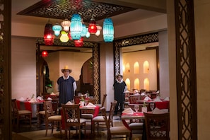 9 restaurantes; se sirve desayuno, almuerzo y cena