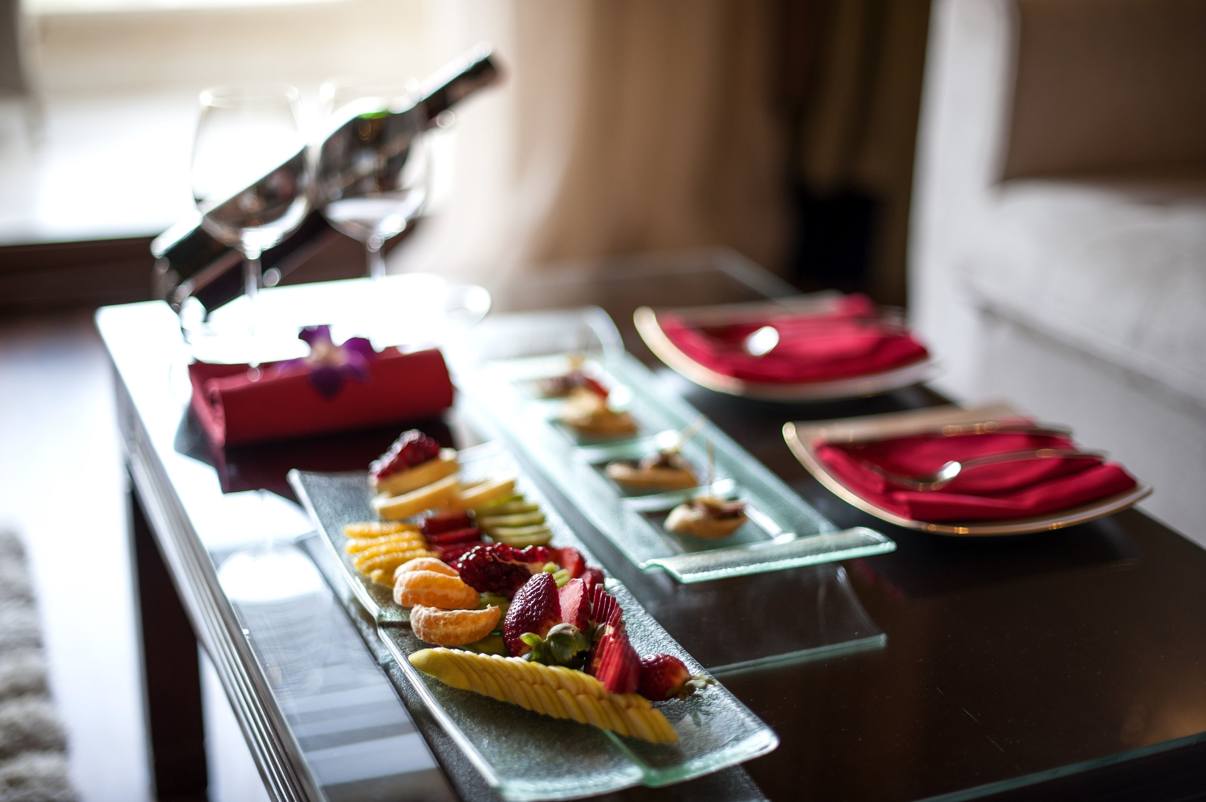 9 restaurants, breakfast, lunch, dinner served; international cuisine