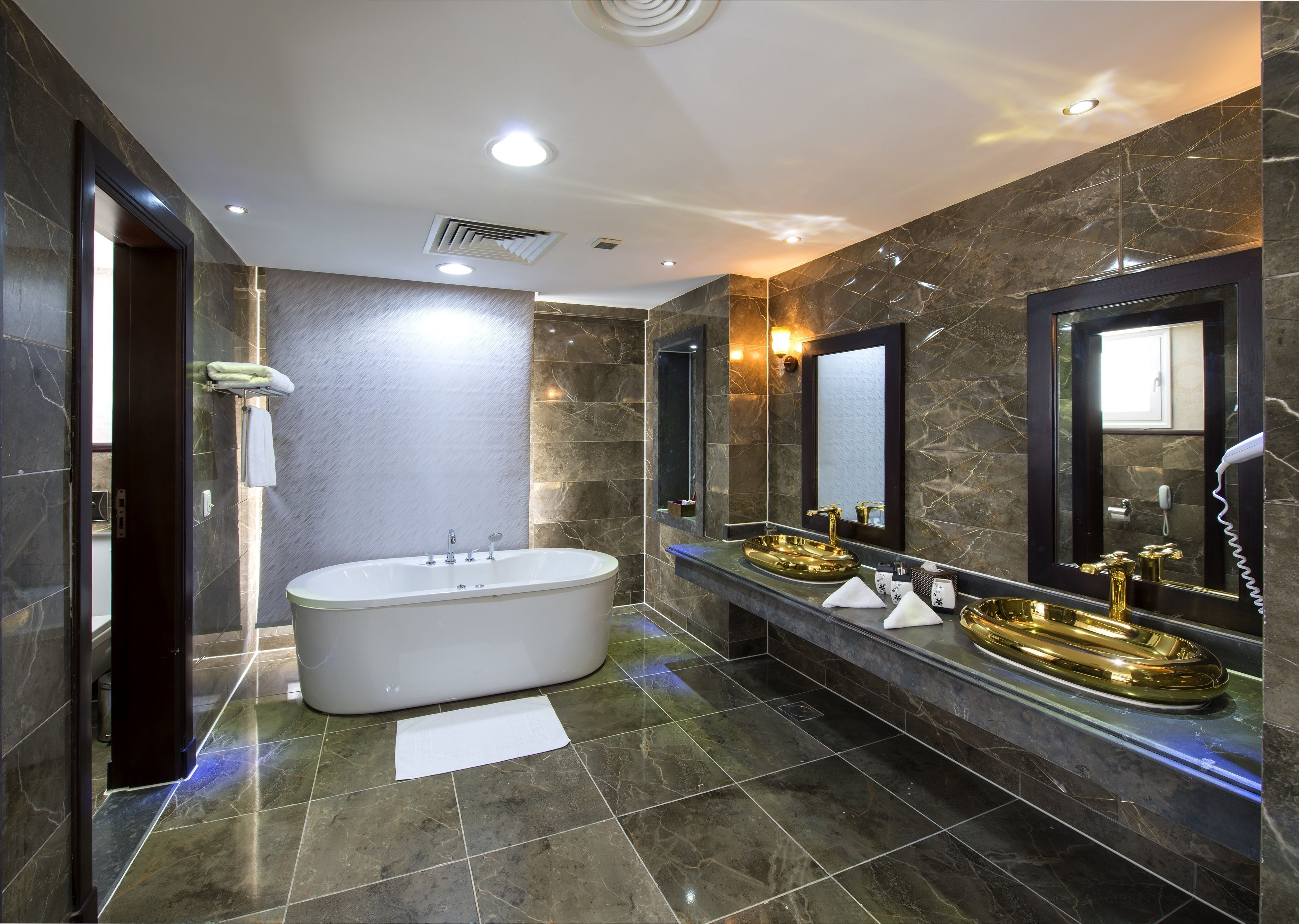 royal villa (poch club) | bathroom | combined shower/bathtub, free toiletries, hair dryer, bathrobes