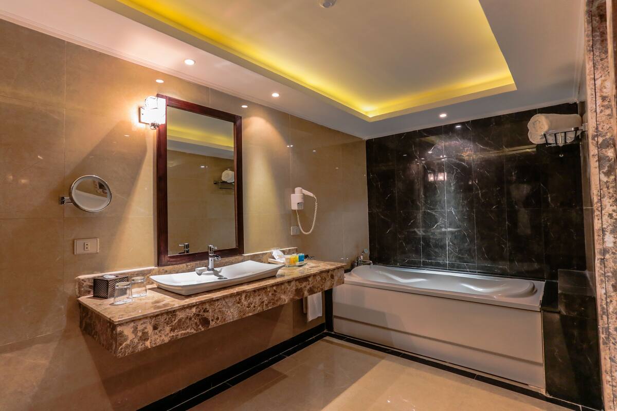 junior suite | bathroom | combined shower/bathtub, free toiletries, hair dryer, bathrobes