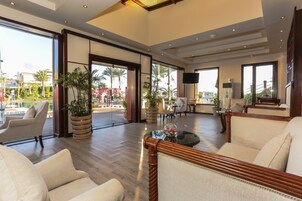 9 bars/lounges, swim-up bar, poolside bar, beach bar