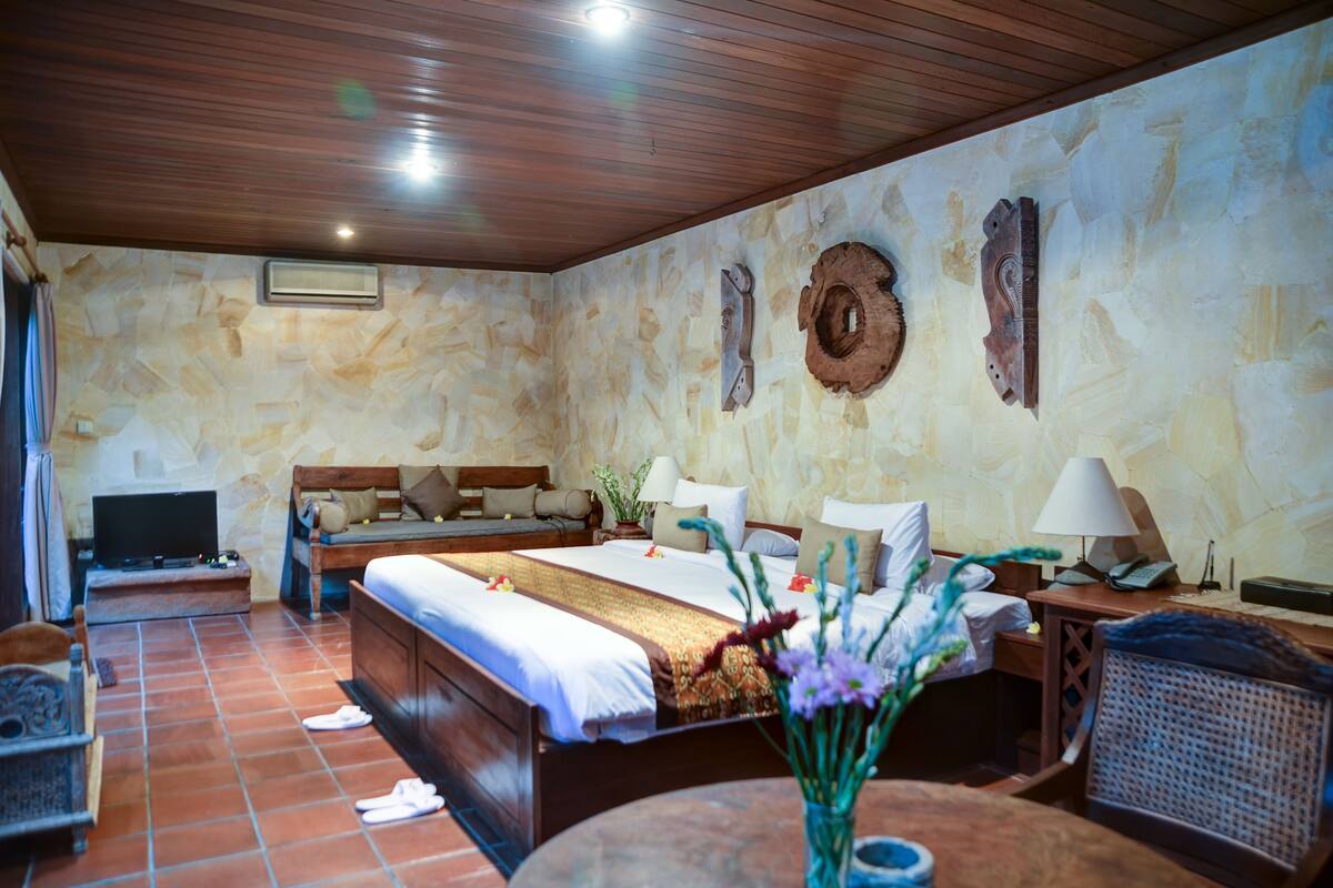 1 bedroom, premium bedding, minibar, in-room safe