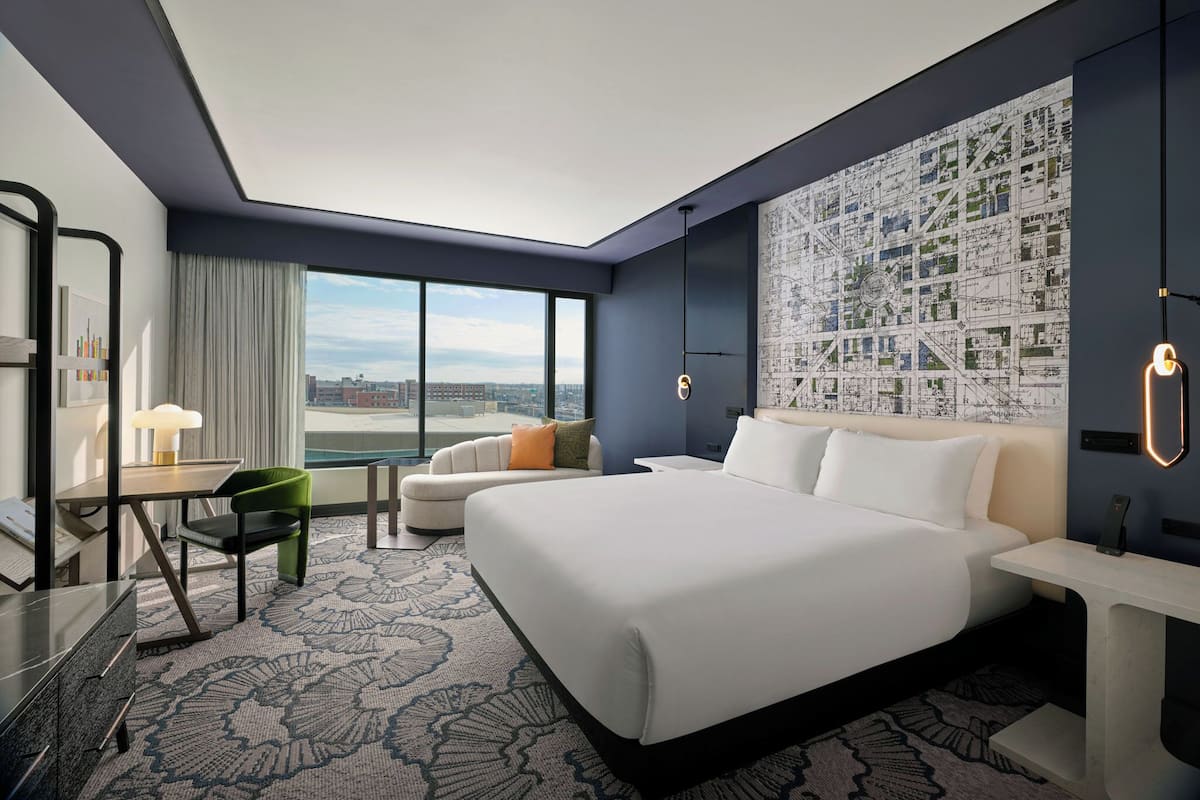 房內夾萬、書桌、手提電腦工作空間、熨斗/熨衫板