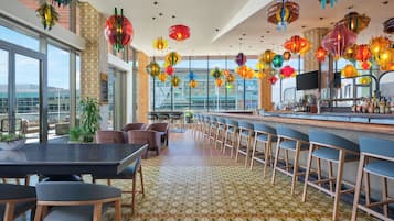 3 restaurants; breakfast and dinner served