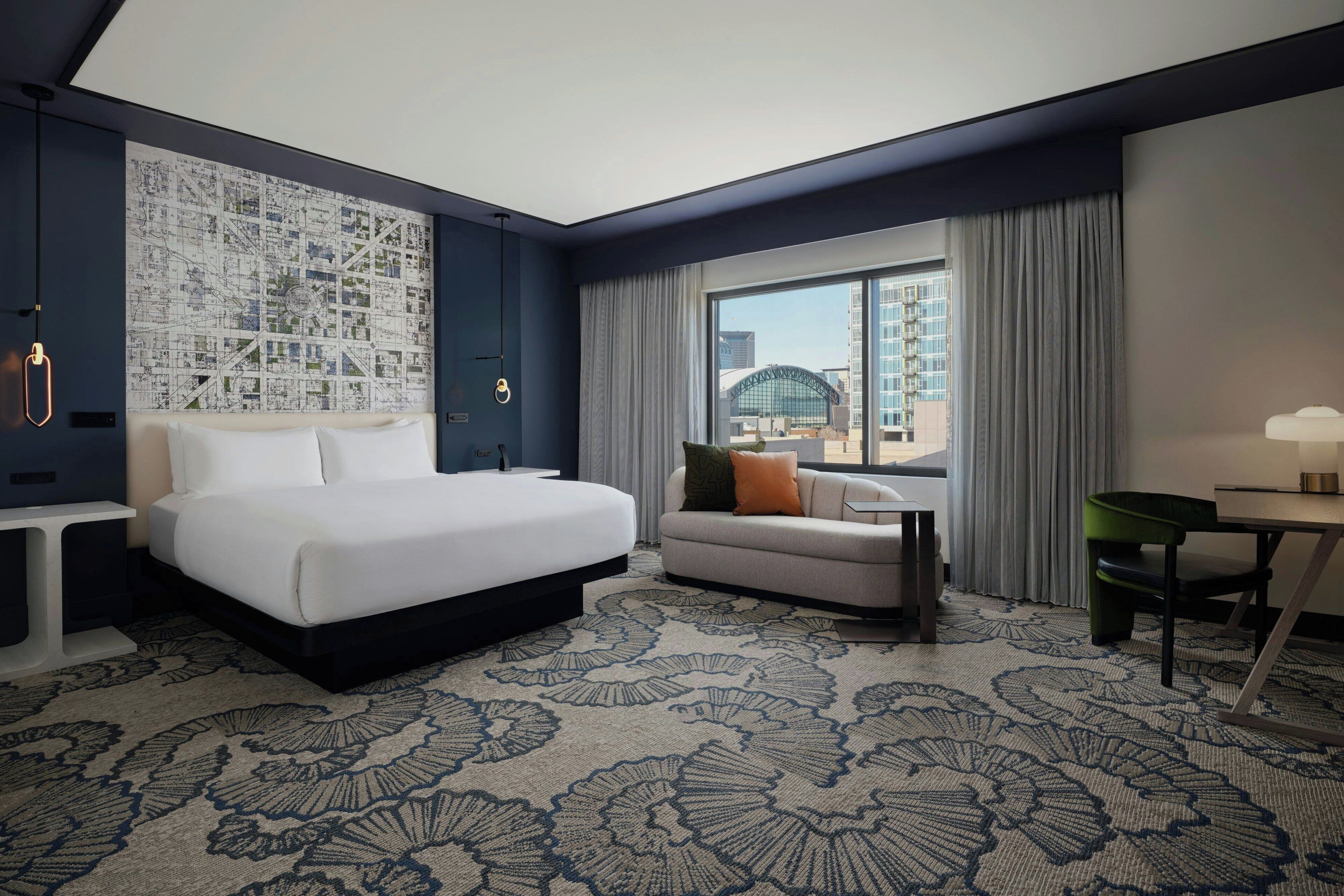 خزنة داخل الغرفة ومكتب ومساحة عمل للكمبيوتر المحمول ومكواة/لوح كي