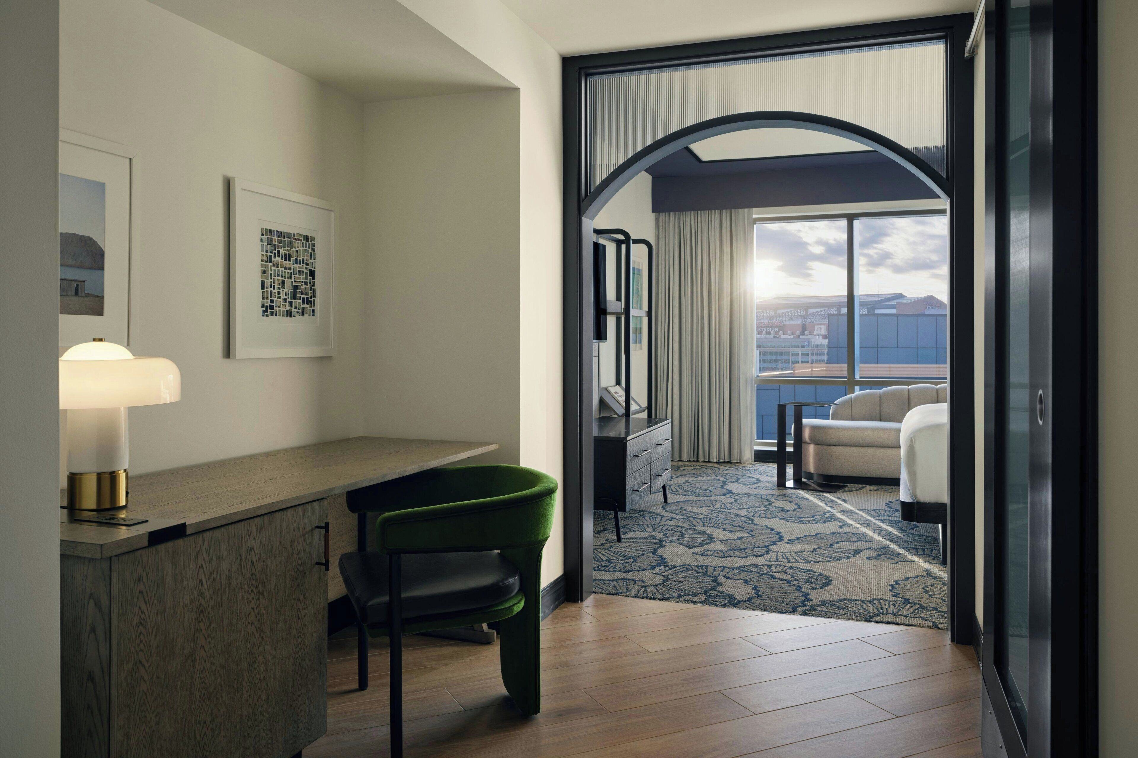 خزنة داخل الغرفة ومكتب ومساحة عمل للكمبيوتر المحمول ومكواة/لوح كي