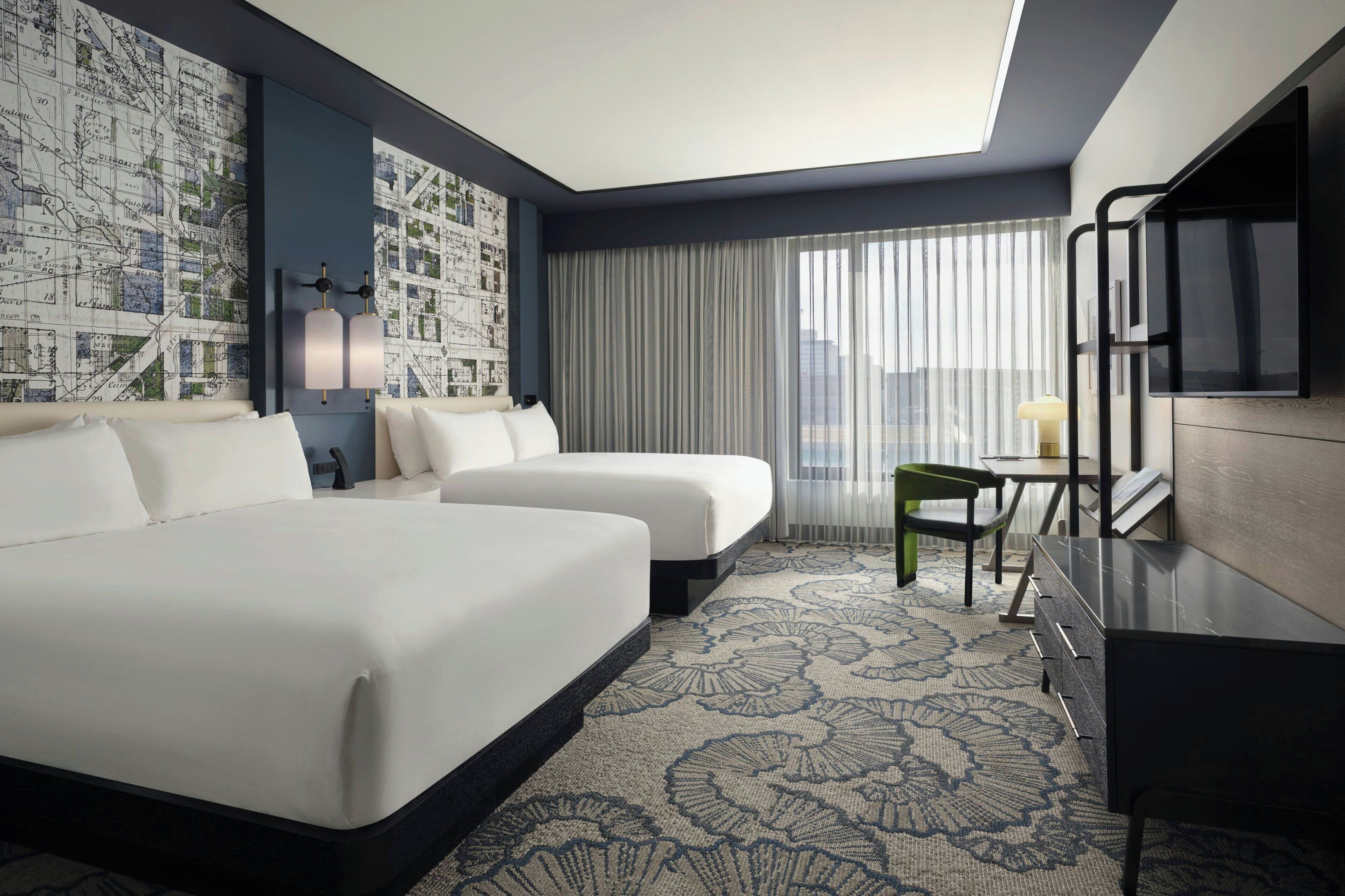 خزنة داخل الغرفة ومكتب ومساحة عمل للكمبيوتر المحمول ومكواة/لوح كي