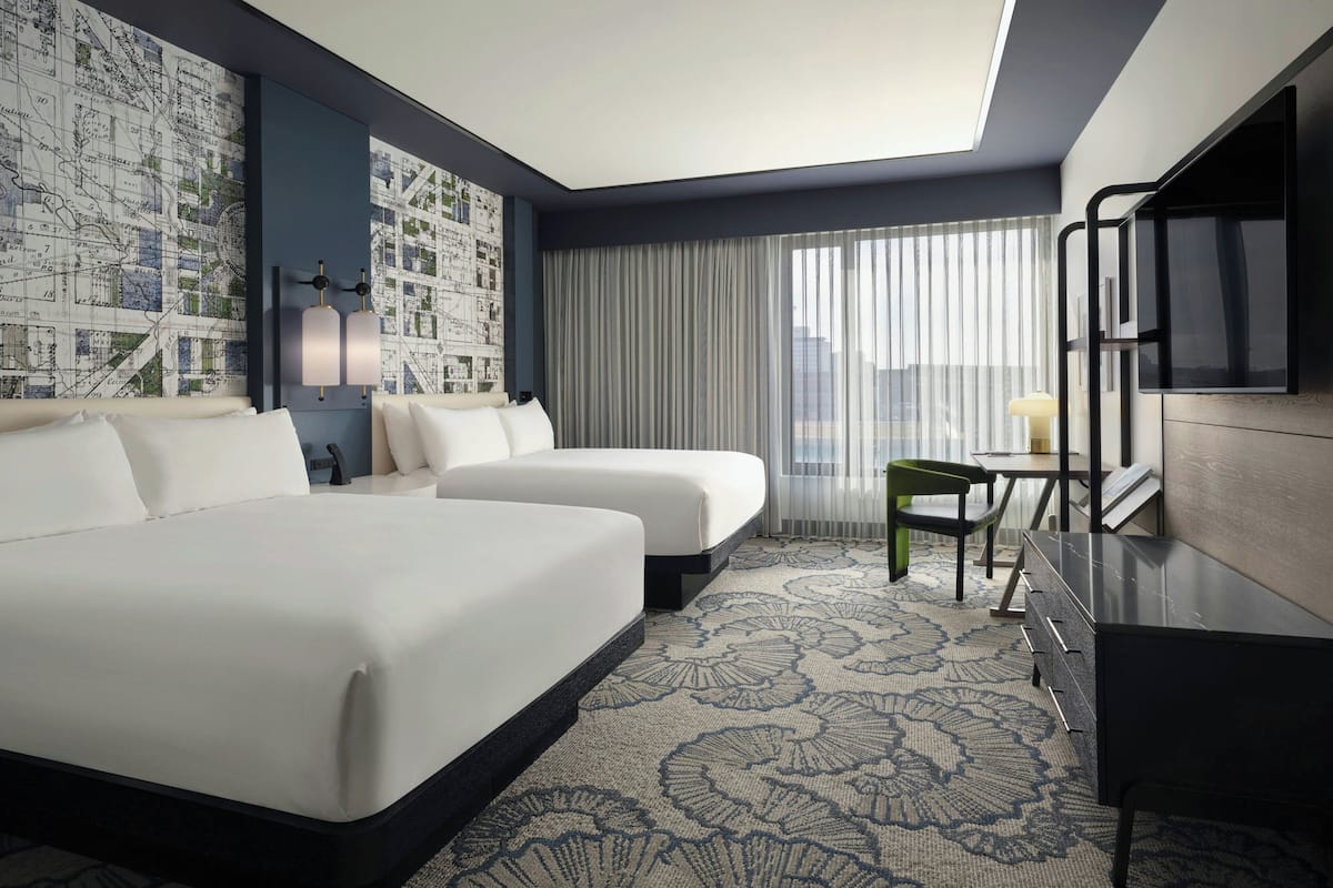 Chambre, 2 grands lits | Coffres-forts dans les chambres, bureau