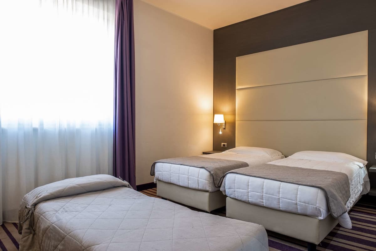 Tripla Standard, 3 letti singoli, non fumatori | 1 camera, biancheria da letto di alta qualità, minibar