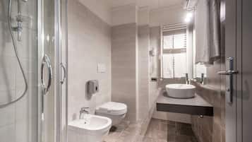 Double Room | Bathroom | Shower, free toiletries, hair dryer, bidet