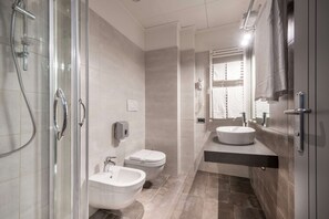 Double Room | Bathroom | Shower, free toiletries, hair dryer, bidet - Quality Hotel Green Palace (Monterotondo)