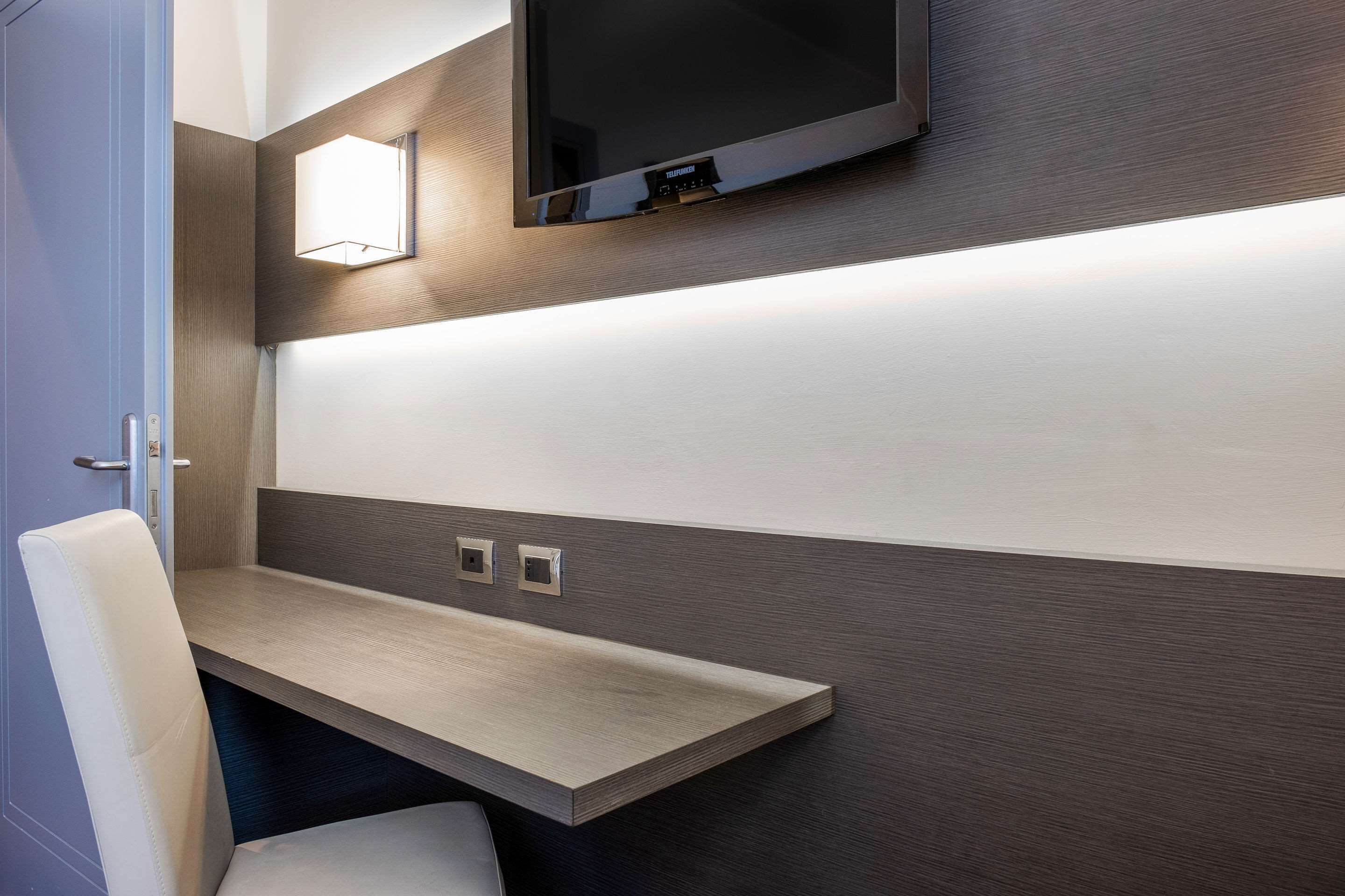 Standaard driepersoonskamer, 3 eenpersoonsbedden, niet-roken | 1 slaapkamer, luxe beddengoed, een minibar, een kluis op de kamer