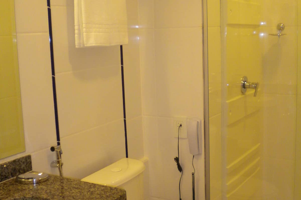 deluxe double room | bathroom | shower, towels