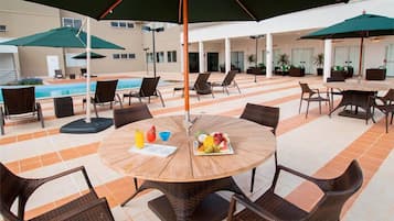 Piscina externa, funciona das 6h às 22h, espreguiçadeiras
