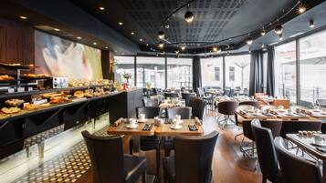 Petit déjeuner buffet (18 EUR par personne)