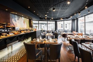 Desayuno buffet diario (EUR 20 por persona)