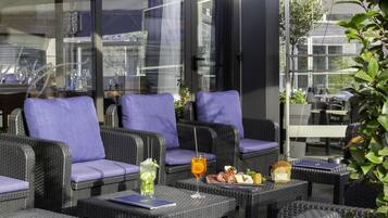 Breakfast and lunch served