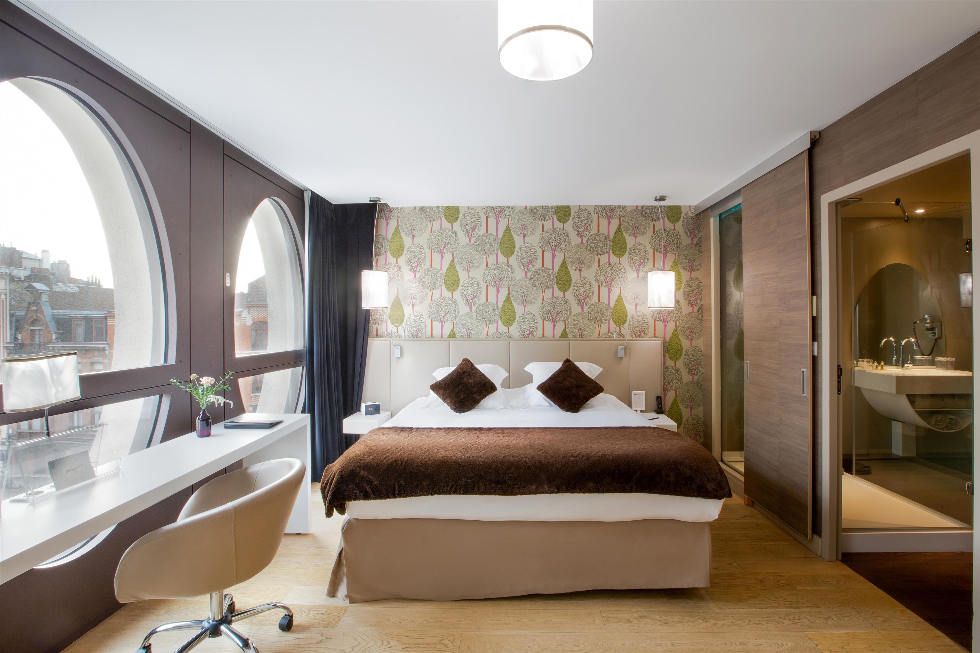 exclusive room, 1 king bed, non smoking (larger room;with sofabed) | premium bedding, free minibar, in-room safe, desk