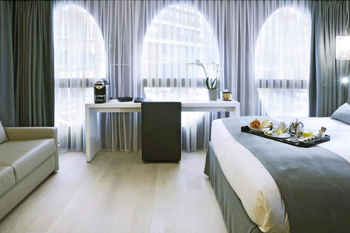 premium bedding, free minibar, in-room safe, desk