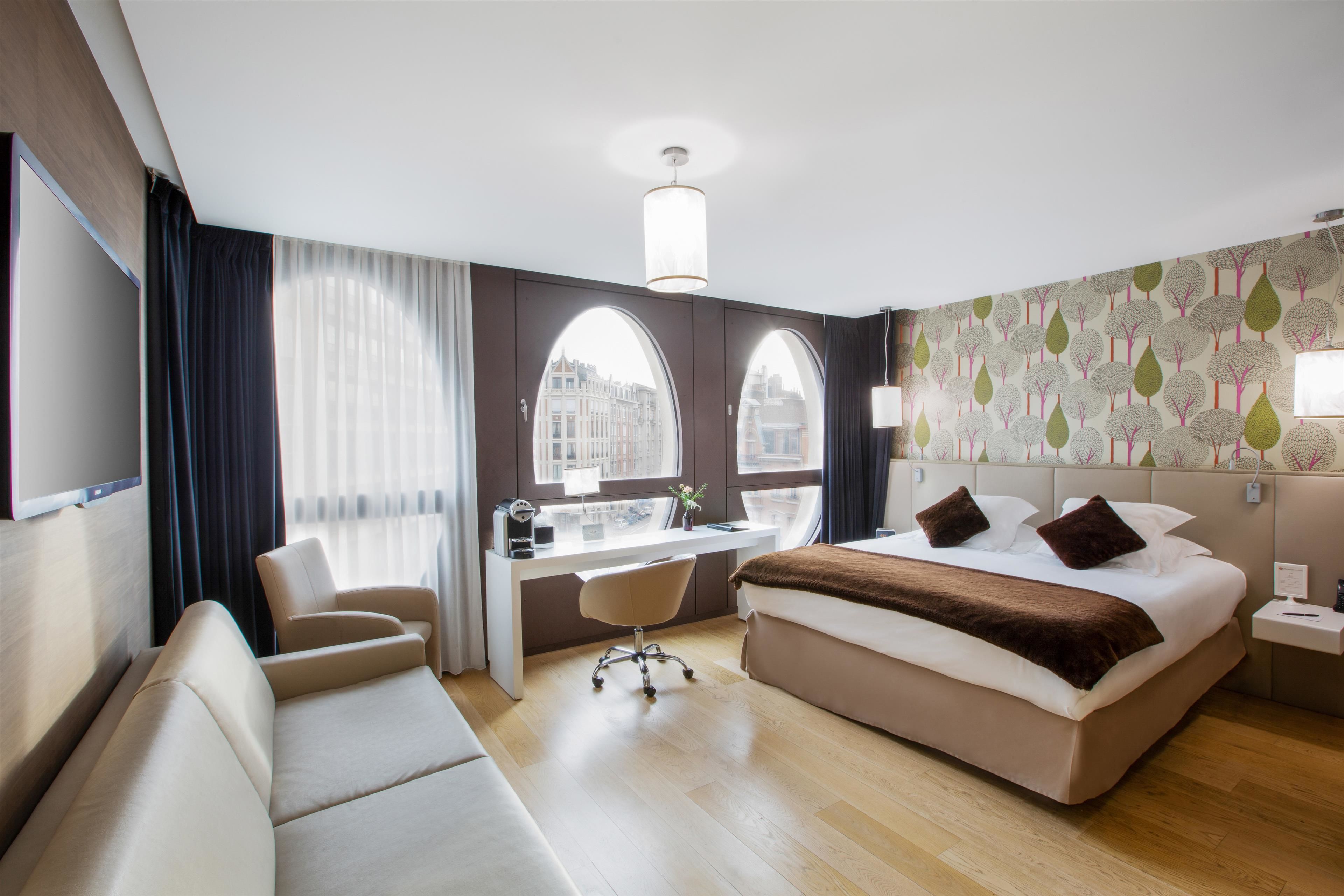 exclusive room, 1 king bed, non smoking (larger room;with sofabed) | premium bedding, free minibar, in-room safe, desk