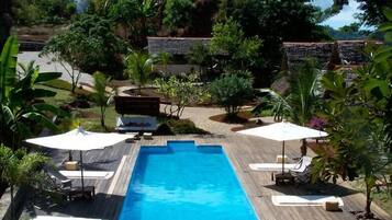 Piscina all'aperto, lettini