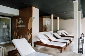 A spa area with wooden paneling and a sign for 'Spa Howard Johnson'. There are several lounge chairs arranged for guests. - Howard Johnson Hotel & Convention Center Madariaga Carilo (Carilo)
