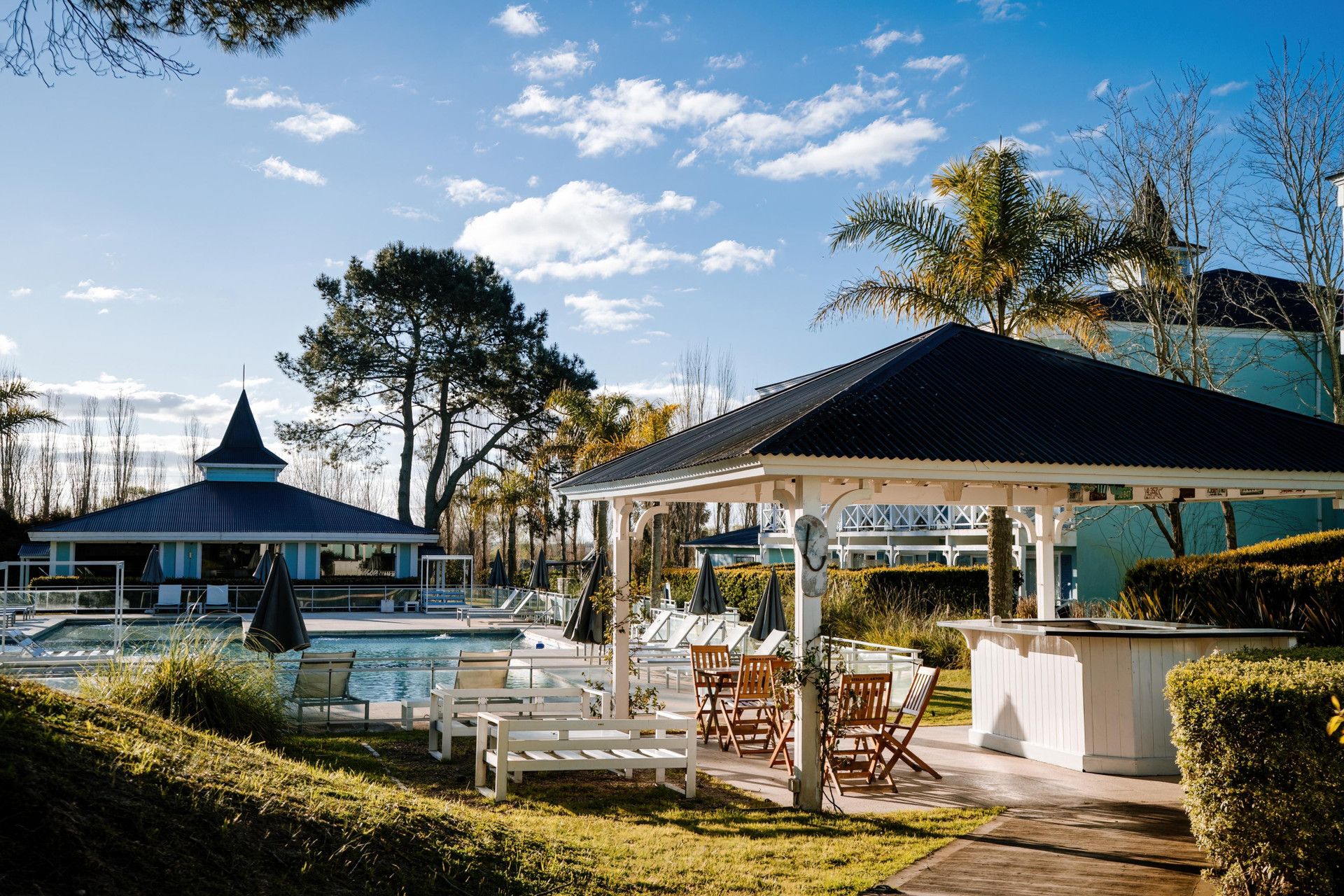 Zona de piscina amb gandules i una glorieta.