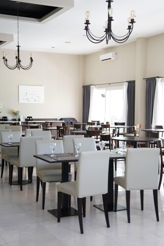 Howard Johnson Hotel & Convention Center Madariaga Carilo