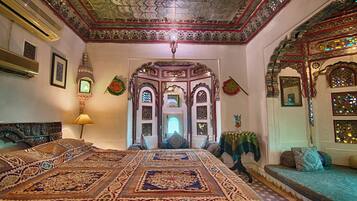 Minibar, caja de seguridad en la habitación, escritorio y camas extra