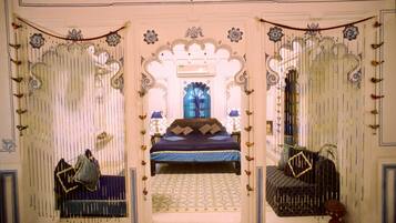 Deluxe Suite | Minibar, in-room safe, desk, rollaway beds