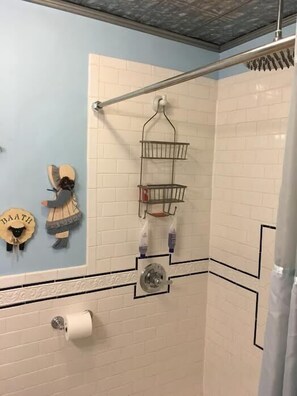 Blue Room - Shared Bath | Bathroom - Brookside Inn At Laurens (Laurens)