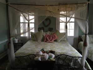 Zimmer | Hochwertige Bettwaren, Verdunkelungsvorhänge, Bügeleisen/Bügelbrett