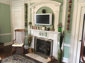 Premium bedding, blackout curtains, iron/ironing board, rollaway beds - Brookside Inn At Laurens (Laurens)